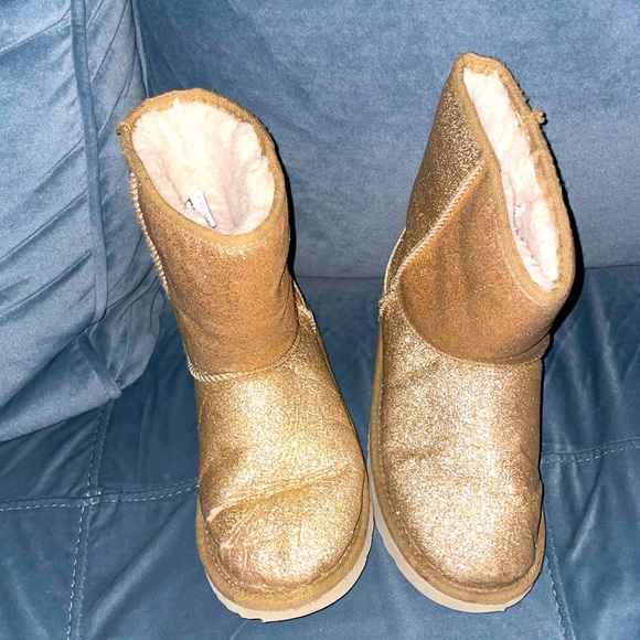 Size 4 gold glitter Ugg boots. Used, in good shape with only slight wear on heel - Picture 1 of 2